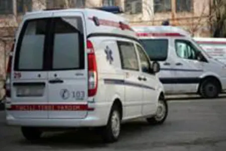 Azərbaycanda avtomobil kanala aşdı: xəsarət alanlar var - FOTO