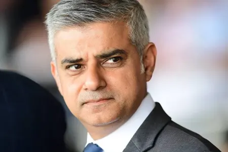 Britaniya etiraf etdi: "iqtisadiyyat aşağı sürüklənir - qurtarmağın yolu isə.."