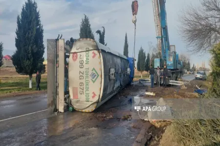 DƏHŞƏT! Azərbaycanda yanacaqdaşıyan maşın aşdı, - 40 ton benzin... - FOTO