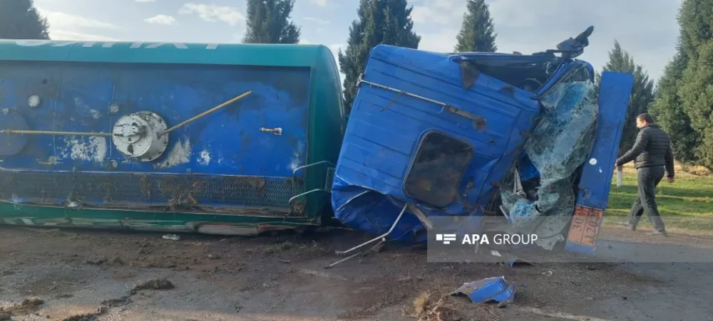 DƏHŞƏT! Azərbaycanda yanacaqdaşıyan maşın aşdı, - 40 ton benzin... - FOTO