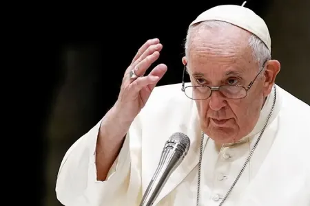 Papa Fransisk istefa çağırışlarına cavab verib