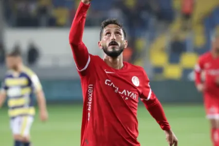 Türkiyədə saxlanılan İsrailli futbolçu sərbəst buraxıldı - FOTO