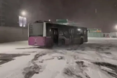 Polisdən qarlı Bakıda "drift" edən avtobus sürücüsü ilə bağlı - AÇIQLAMA