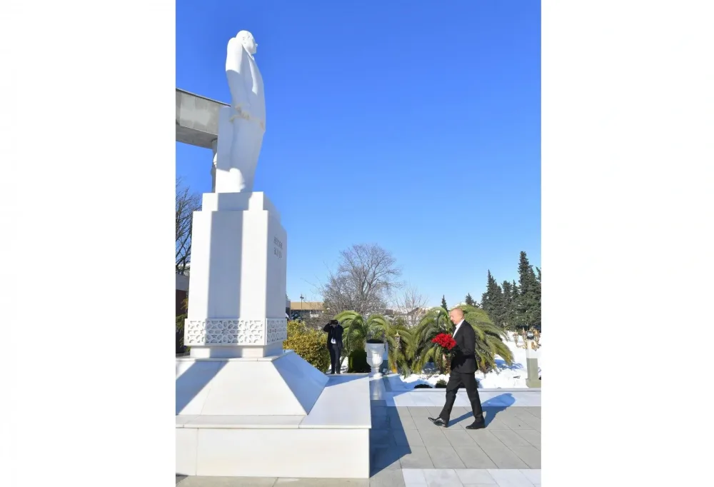 Prezident Lənkəranda Heydər Əliyevin abidəsini ziyarət etdi - FOTO