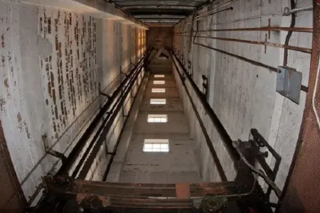 Bakıda binanın lifti qırıldı: xəsarət alanlar var - VİDEO