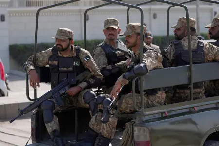 Pakistan İran ərazisinə zərbələr endirdi