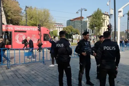 İstanbulda yaşayış binası uçdu - – Video