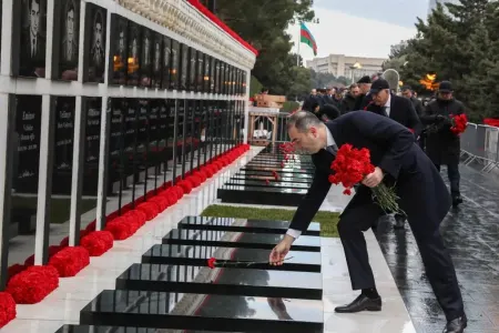 İlqar Musayev Şəhidlər xiyabanını ziyarət edib - FOTO