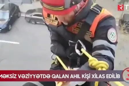 Köməksiz vəziyyətdə qalan ahıl kişi - BELƏ XİLAS EDİLDİ - VİDEO