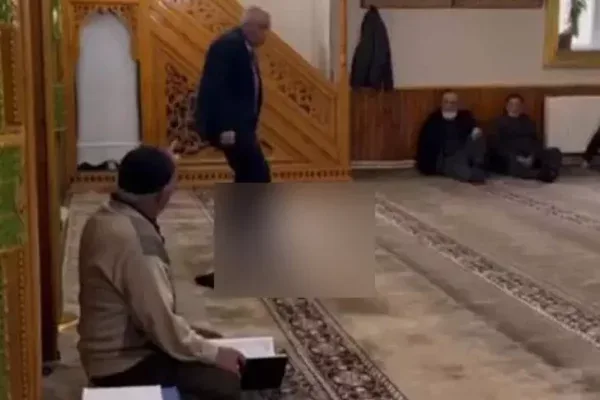 Məsciddə BİABIRÇILIQ: Qurani-Kərimi ayaqladı - FOTO