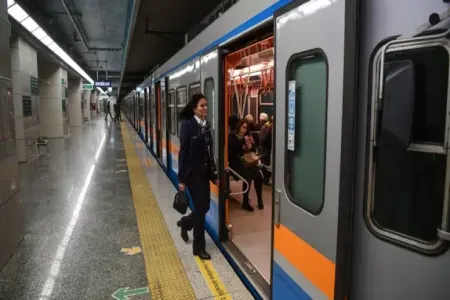 Bina tikənlər metro tunelini deşdilər - -VİDEO
