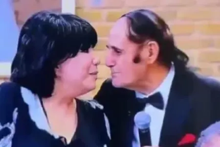 "Fotonu böyüdüb baxdım, həqiqətən də dodaq-dodağa..." - Flora