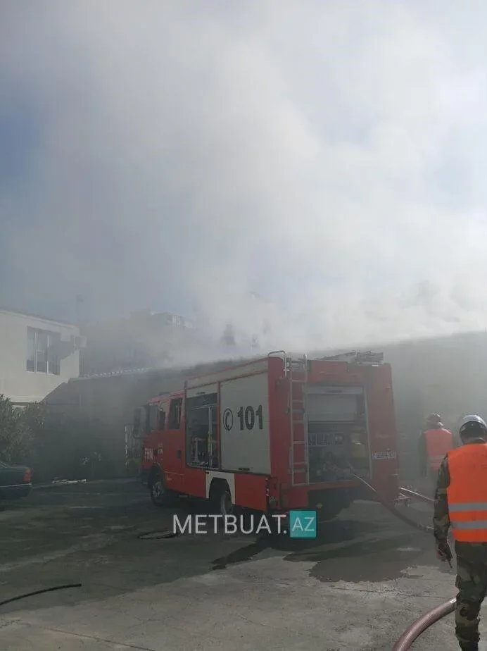 Bakıda plazada yanğın başladı - FOTO