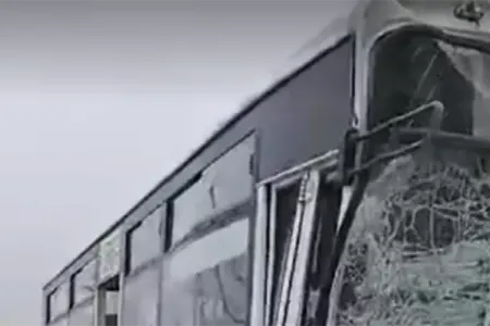 Bakıda avtobuslar bir-birinə çırpıldı, xəsarət alanlar var - VİDEO