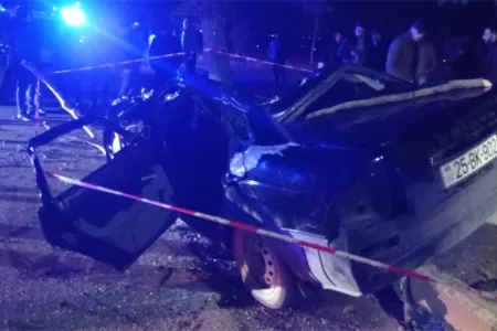 Gəncədə maşın ağaca çırpıldı, iki nəfər öldü