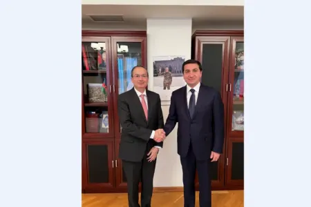 Hikmət Hacıyev Pakistan səfiri ilə görüşdü