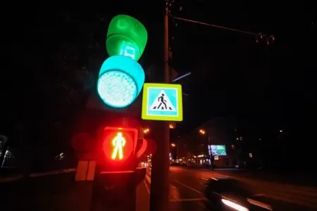 Bakıda avtomobil yolu keçən piyadanı vurub