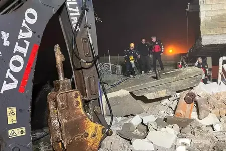 İkimərtəbəli ev çökdü - 2 ÖLÜ, 8 YARALI