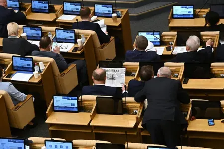 Rusiyada deputat geyiminə görə danlandı