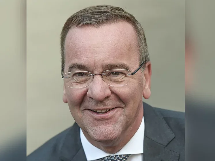 Müdafiə naziri gizlicə evləndi - arvadı 20 yaş kiçikdir