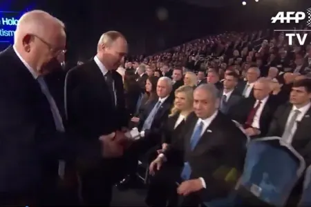 Putin Netanyahunun əlini sıxmadı - Video