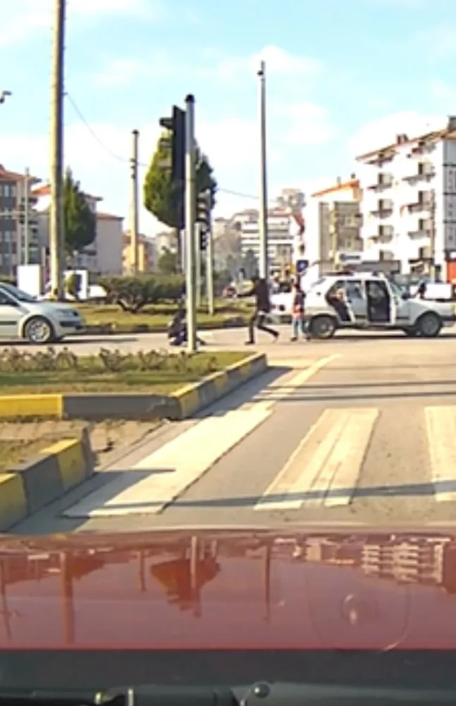 Maşının qapısı açıldı: Uşaq yolun ortasına düşdü - GÖRÜNTÜLƏR