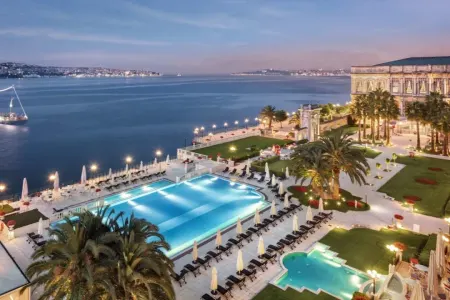Lüks hoteldə qadınlar arasında dava düşdü - FOTO