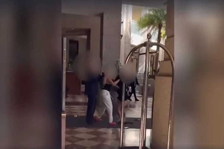 Lüks hoteldə qadınlar arasında dava düşdü - FOTO