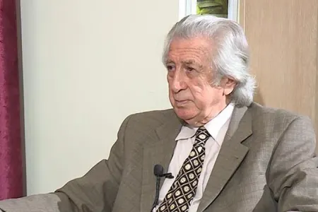 Səhnədə yıxılan Xalq artisti yeriyə bilmir