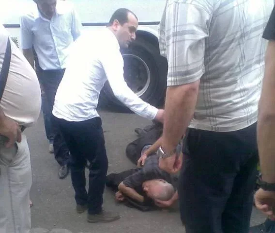 Bakıda avtobus sürücüsü xəstə sərnişini yerə atdı - FOTO