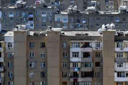 Ata qızını beşinci mərtəbədən atdı - DƏHŞƏT / FOTOLAR