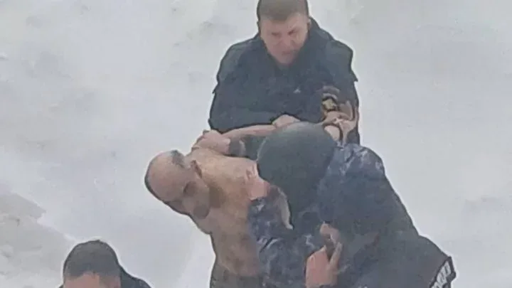 Ata qızını beşinci mərtəbədən atdı - DƏHŞƏT / FOTOLAR