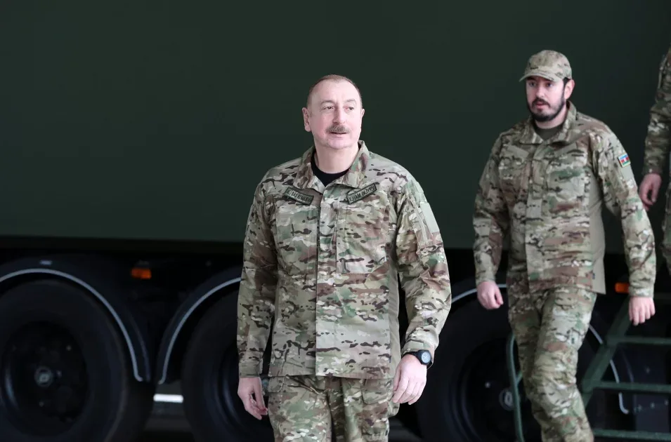 Prezidentlə oğlu "Akıncı" hücum PUA-larının uçuşunu izlədi - VİDEO