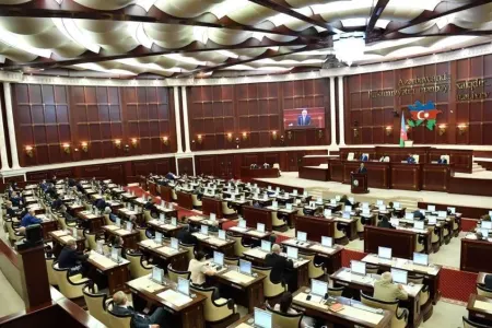 Uşağın valideynlərdən biri ilə ölkədən getməsi qadağan oluna bilər