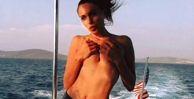 Azərbaycanlı model soyundu - FOTO