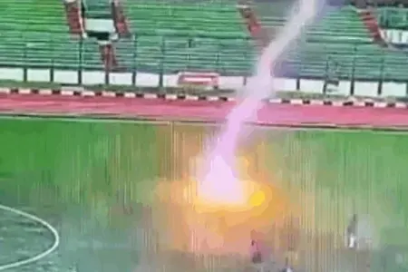 İldırım vuran futbolçu faciəvi şəkildə öldü - VİDEO