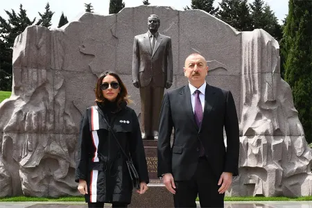 Prezident və birinci xanım Heydər Əliyevin məzarını ziyarət edib