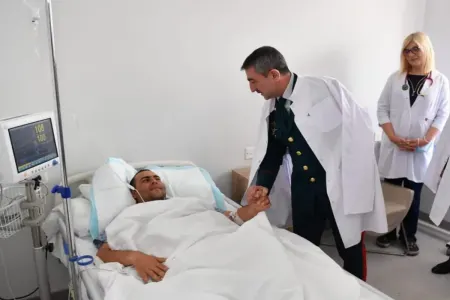 DSX rəisi yaralanmış hərbçini ziyarət etdi