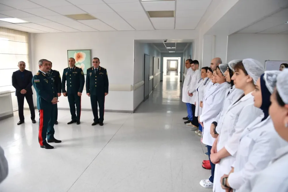 DSX rəisi yaralanmış hərbçini ziyarət etdi