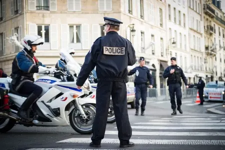 Fransada polis əməkdaşlarına bıçaqla hücum edilib