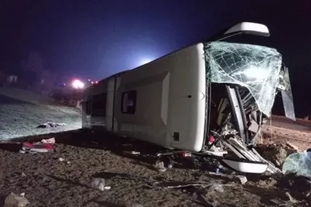 Sərnişin avtobusu aşdı: 19 yaralı var
