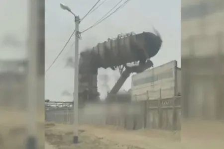 Qazaxıstanda 63 metrlik qüllə alovlanaraq uçdu