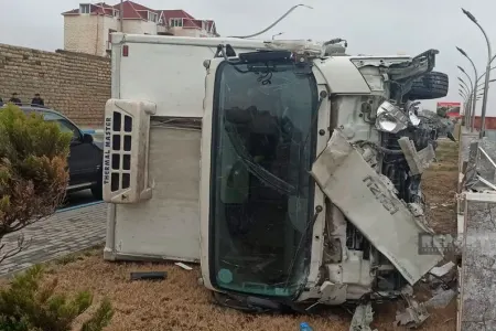 Sumqayıtda "Prius"la toqquşan yük maşını aşıb, - XƏSARƏT ALANLAR VAR
