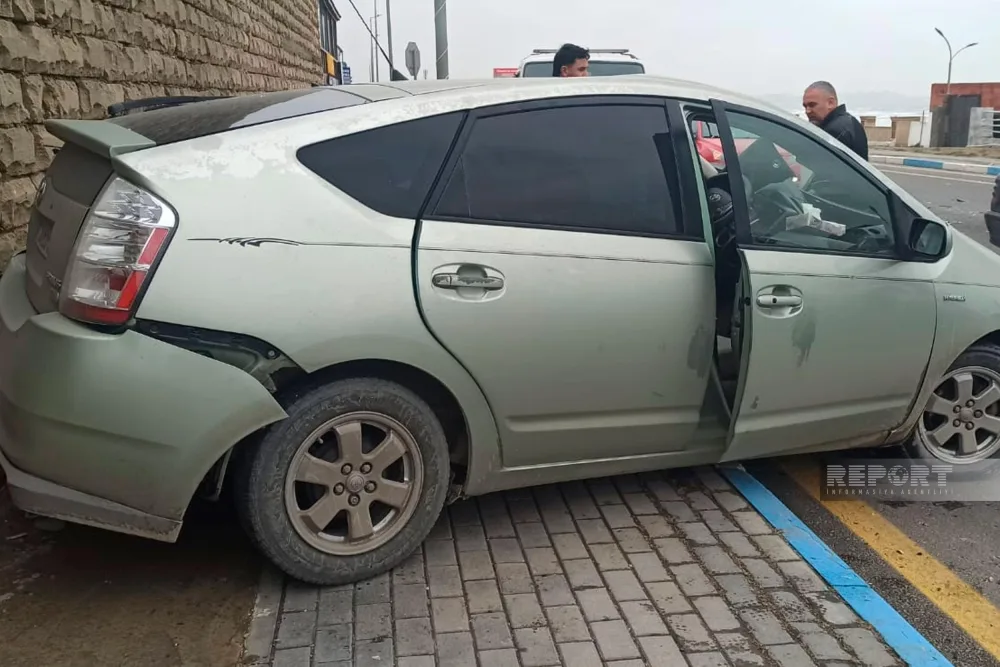 Sumqayıtda "Prius"la toqquşan yük maşını aşıb, - XƏSARƏT ALANLAR VAR