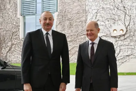 Münxendə üçtərəfli görüş başladı