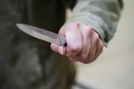 Bıçağı tanışının gözünə sancdı
