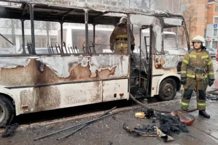 Arvadı ilə mübahisə etdi, avtobusu yandırdı