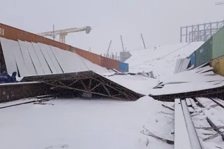 Fabrikdə tikilən talvar uçdu: 3 ölü, 29 yaralı