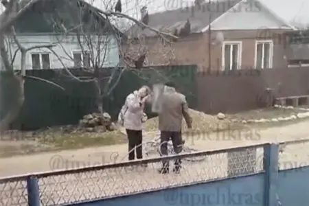 Yaşlı kişi məktəbli qızın saçından dartıb...