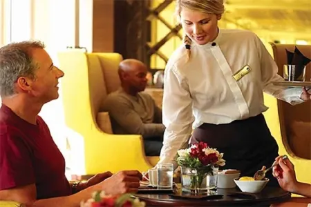 10 min dollar bəxşiş alan ofisiant işdən qovuldu